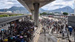 空港のバスターミナルに集まったデモ参加者＝１日