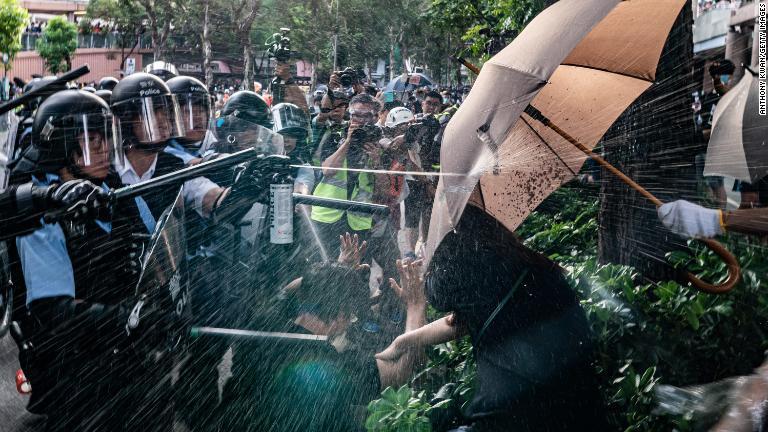 デモ隊にペッパースプレーを吹き付ける警官＝７月１３日、上水地区/Anthony Kwan/Getty Images