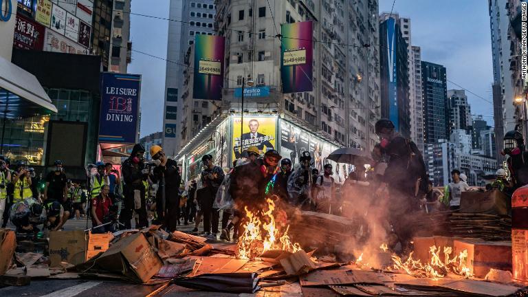 街中の道路で火を燃やす民主派の人たち＝１０月６日、銅鑼湾（コーズウェイベイ）/Anthony Kwan/Getty Images