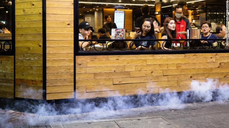 レストランの外に流れてきた催涙ガス/Kyle Lam/Bloomberg via Getty Images