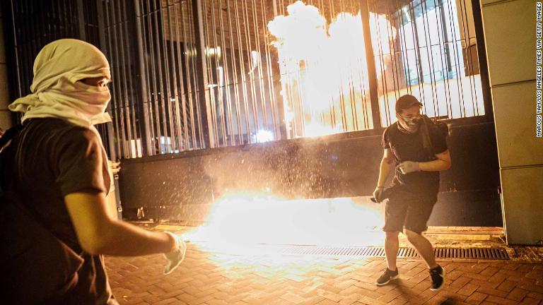 警察署に向かって火炎瓶を投げるデモ参加者/Marcus Yam/Los Angeles Times via Getty Images