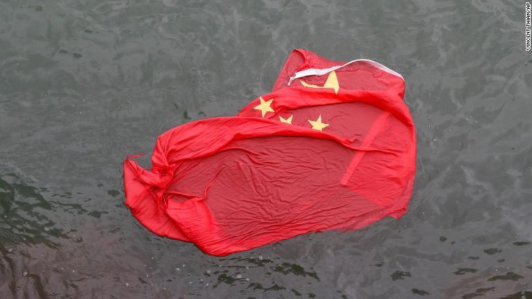 水に浮かぶ中国の旗＝３日/Vincent Thian/AP