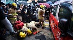 デモ隊に突っ込むタクシー、男性に集団で暴行　香港デモさらに激化