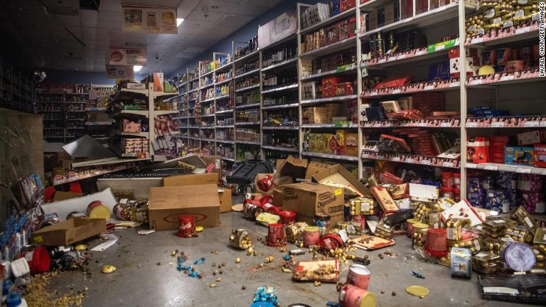 デモ参加者によって破壊された店舗/Laurel Chor/Getty Images