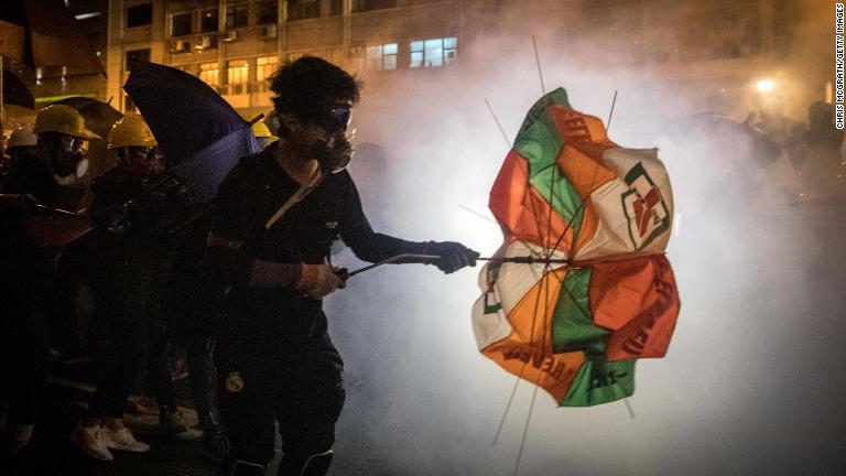 警官と対峙するデモ参加者＝７月２１日/Chris McGrath/Getty Images