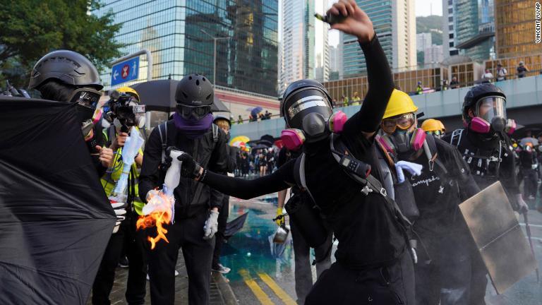 火炎びんを投げる反政府派のデモ参加者/Vincent Yu/AP