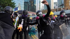 火炎びんを投げる反政府派のデモ参加者