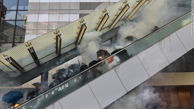 催涙ガスに対して抵抗するデモ参加者/Nicolas Asfouri/AFP/Getty Images