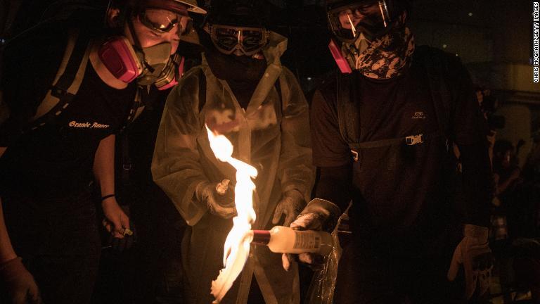 火炎びんに火をつけるデモ参加者＝８月３１日/Chris McGrath/Getty Images