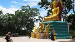 丘の上には仏像などが安置されている