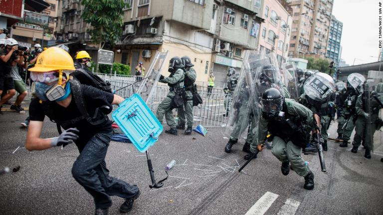 警官隊から逃げ出すデモ参加者＝７月２７日/Eric Tsang/HK01 via AP
