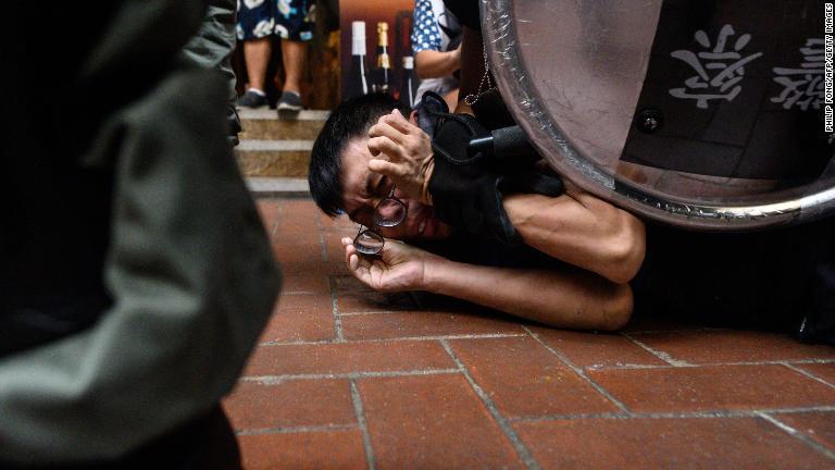 警察に拘束された男性＝９月２９日/Philip Fong/AFP/Getty Images