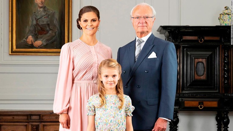 カール・グスタフ国王（右）、王位継承順位１位のビクトリア皇太子（左）、同2位のエステル王女（中央）/Sandra Birgersdotter I/The Royal Court of Sweden