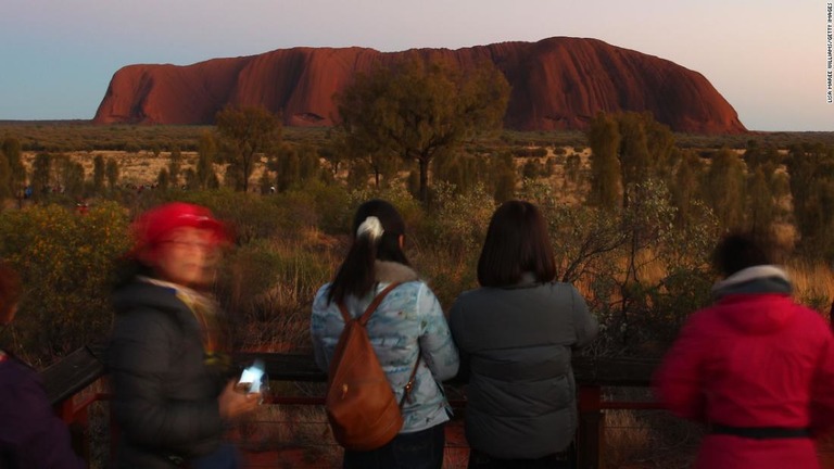 エアーズロックが登山禁止になるのを前に観光客が押し寄せている/Lisa Maree Williams/Getty Images