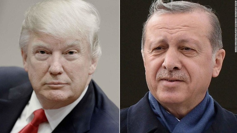 米国のトランプ大統領（左）とトルコのエルドアン大統領。トランプ氏はシリアからの米軍撤退に際し、トルコが一線を越えた場合には同国の経済を「壊滅させる」と警告した/Olivier Douliery/Pool/Getty Images/Elif Sogut/Getty Images