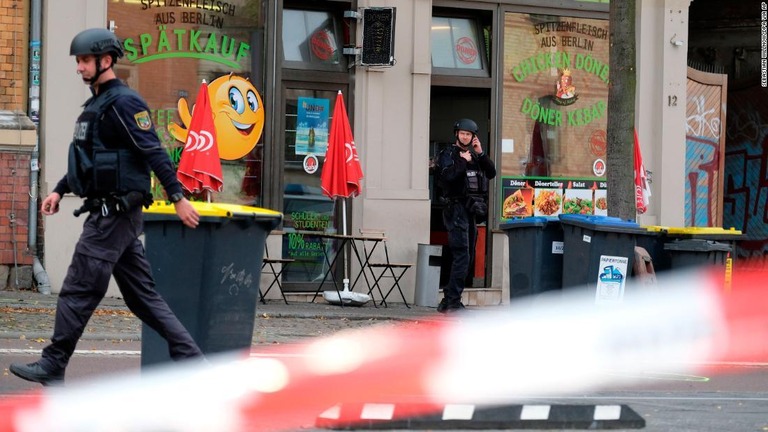 ドイツ東部の街のユダヤ教礼拝所やケバブ店で銃撃があり、/Sebastian Willnow/dpa via AP