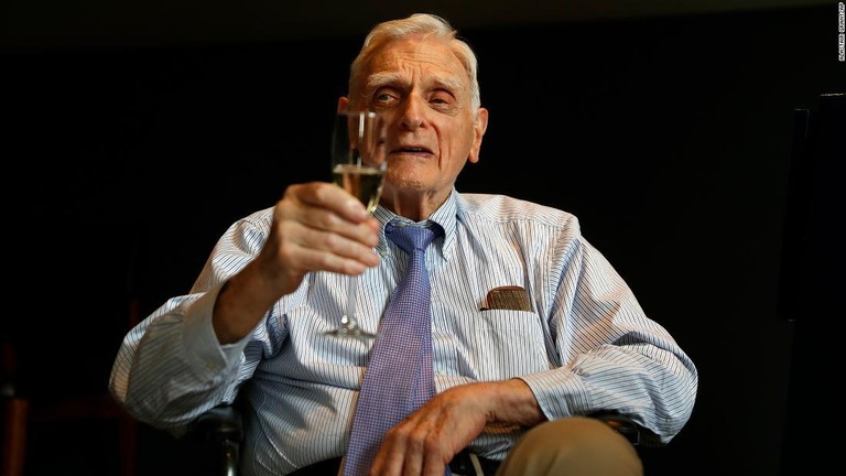 ノーベル化学賞を受賞した、９７歳のジョン・グッドイナフ教授/Alastair Grant/AP