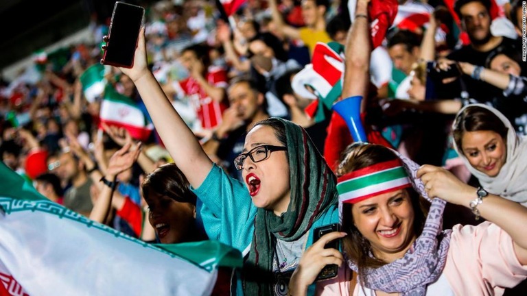 イランで女性のサッカー観戦が４０年ぶりに解禁となる/STRINGER/AFP/AFP/Getty Images