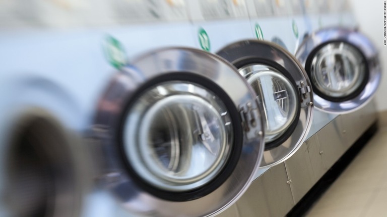 米ノースカロライナ州の自治体が住民に５日間の洗濯自粛を要請/LOIC VENANCE/AFP/Getty Images