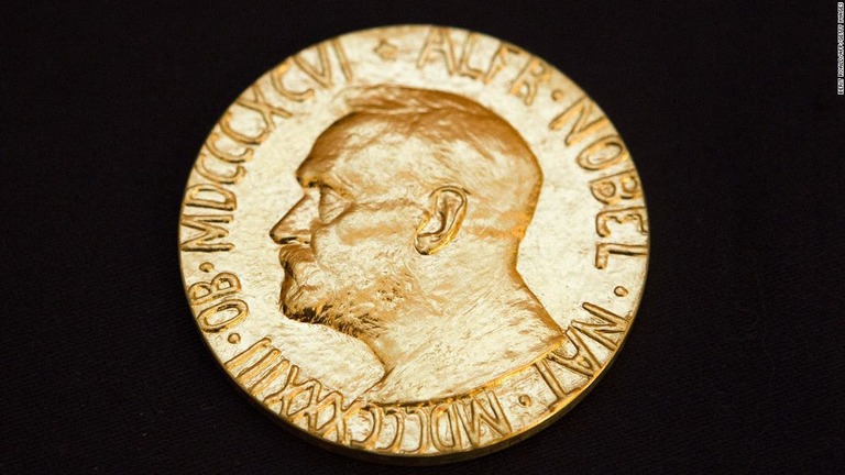 ２０１０年に授与されたノーベル平和賞のメダルの表面/Berit Roald/AFP/Getty Images