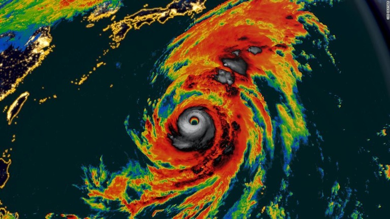 台風１９号の接近を受け、各種交通機関に大きな影響が及んでいる/CNN Weather