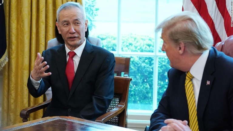 トランプ大統領（写真右）と中国の劉鶴副首相/Chip Somodevilla/Getty Images