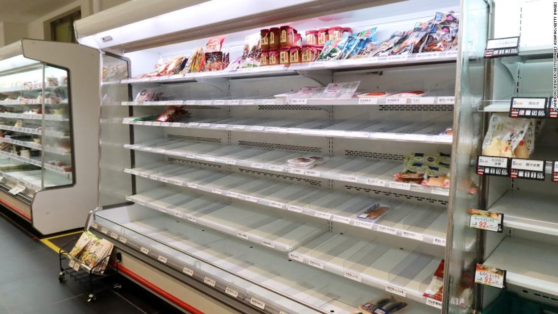 台風に備えて人々が食品を買い込み、棚が空となった店＝１２日、横浜市/Cameron Spencer/Getty Images AsiaPac/Getty Images