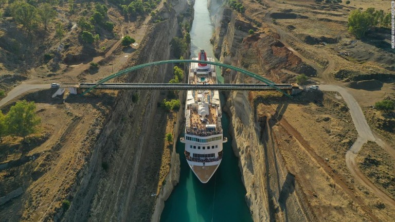 大型クルーズ船がコリントス運河を岸壁すれすれで通過した/courtesy Fred.Olsen Cruise Lines