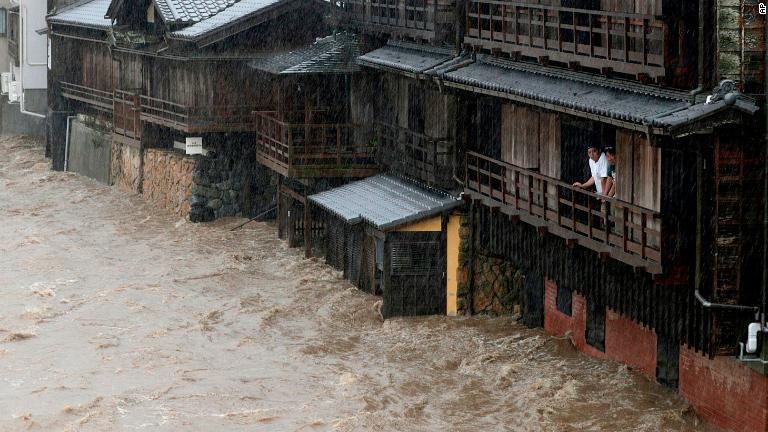 台風１９号が日本に上陸して各地で川の氾濫などの被害が出ている/AP