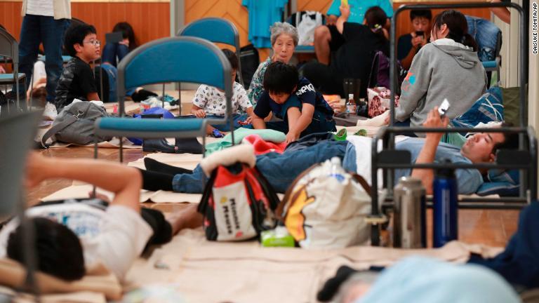 避難所に避難してきた人々＝１２日、静岡/The Yomiuri Shimbun/AP