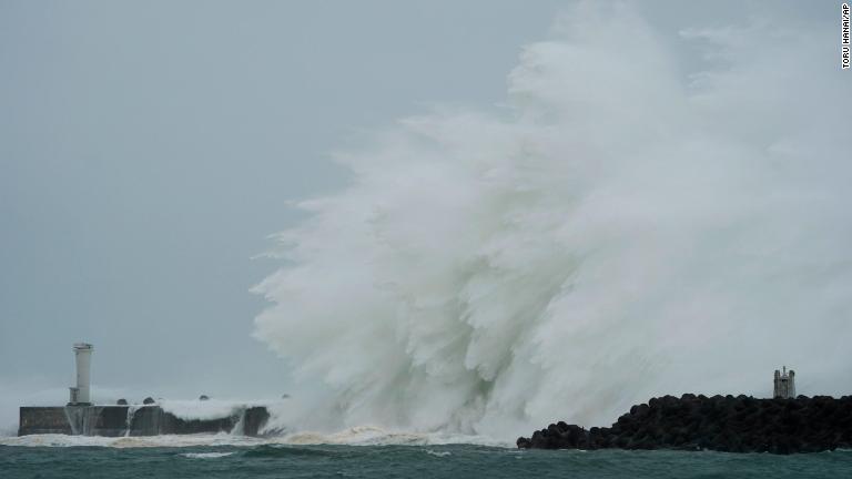 海岸に打ち寄せる波＝１２日/Toru Hanai/AP