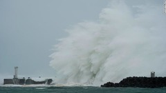 海岸に打ち寄せる波＝１２日