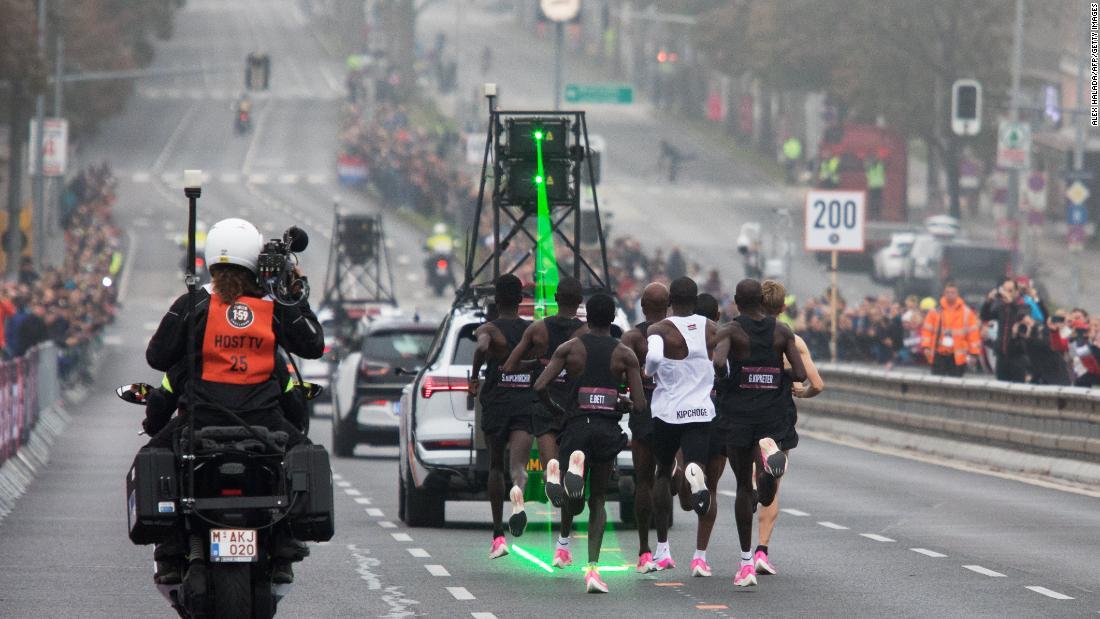 レースでは先導車が走り、３０人のペースメーカーも参加した/Alex Halada/AFP/Getty Images