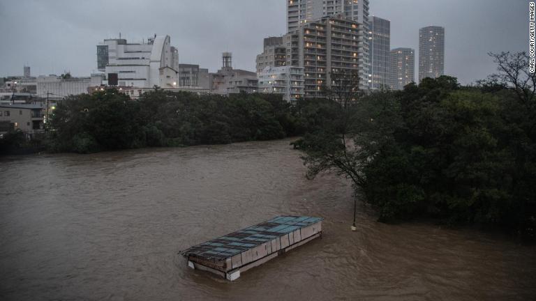 多摩川の氾濫によって水に沈んだカフェ/Carl Court/Getty Images