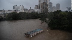 多摩川の氾濫によって水に沈んだカフェ