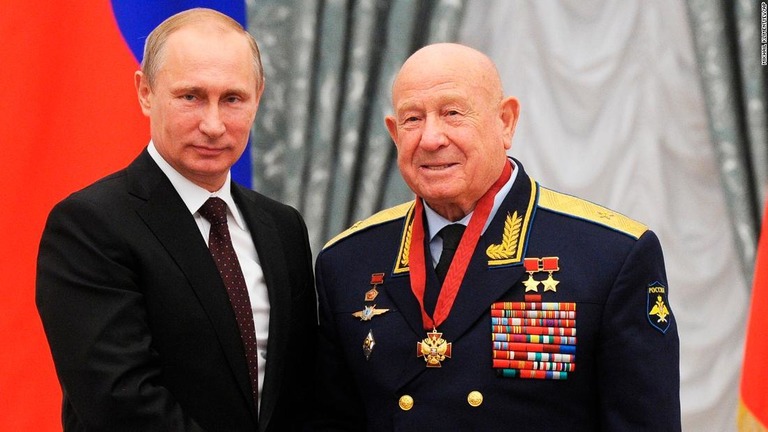 プーチン大統領（左）と写真に納まるアレクセイ・レオーノフ氏＝２０１３年/Mikhail Klimentyev/AP