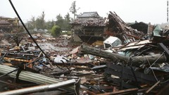 台風１９号による突風によって倒壊したとみられる家屋＝１２日
