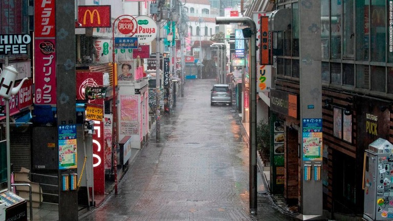 台風１９号の影響で人通りのなくなった竹下通り/ODD ANDERSEN/AFP via Getty Images