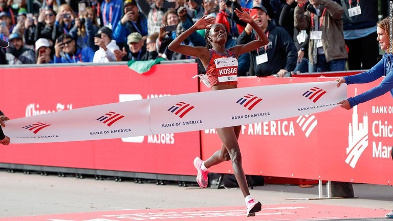 ブリジット・コスゲイが女子マラソンの世界新記録を樹立した/Kamil Krzaczynski/AFP/Getty Images