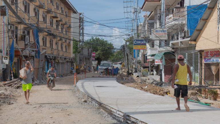 ビーチの受け入れ再開日には、周回道路の一部が完成した/CNN Philippines/JL Javier