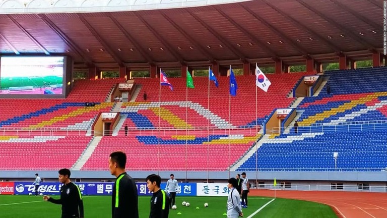 試合に向け、ウオーミングアップを行う選手たち＝１５日、金日成スタジアム/Courtesy Korea Football Association