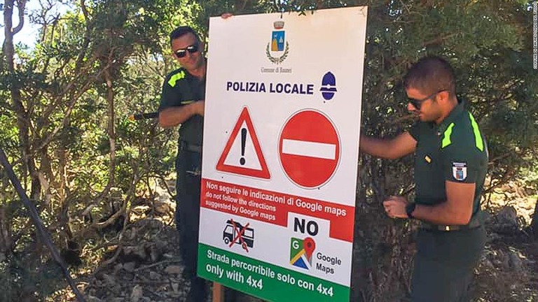 伊サルデーニャ島当局が観光客にグーグルマップの不使用を呼びかける看板を設置/Comune di Baunei/Vigili del Fuoco