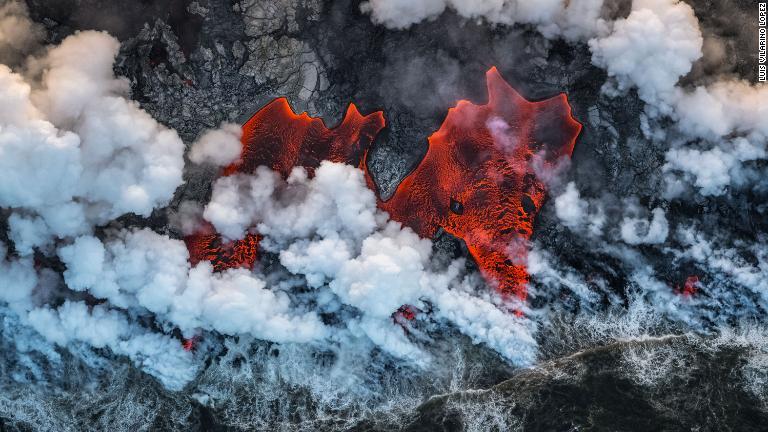 ハワイ・キラウエア火山から太平洋に流れる溶岩を捉えた航空写真/Luis Vilariño Lopez
