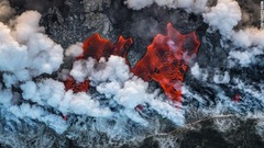 ハワイ・キラウエア火山から太平洋に流れる溶岩を捉えた航空写真