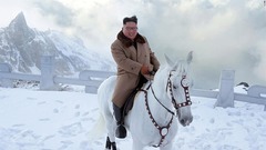 金正恩委員長、白馬で白頭山に登頂　北朝鮮メディアが写真公開