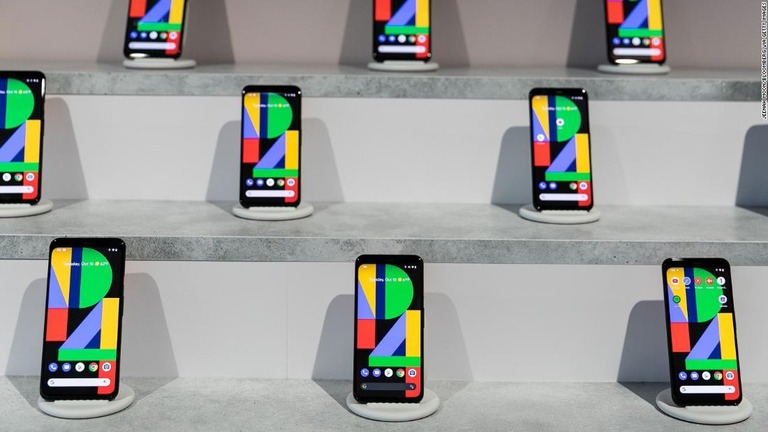 米グーグルが発表した新型スマートフォン「Ｐｉｘｅｌ（ピクセル）４」/Jeenah Moon/Bloomberg via Getty Images