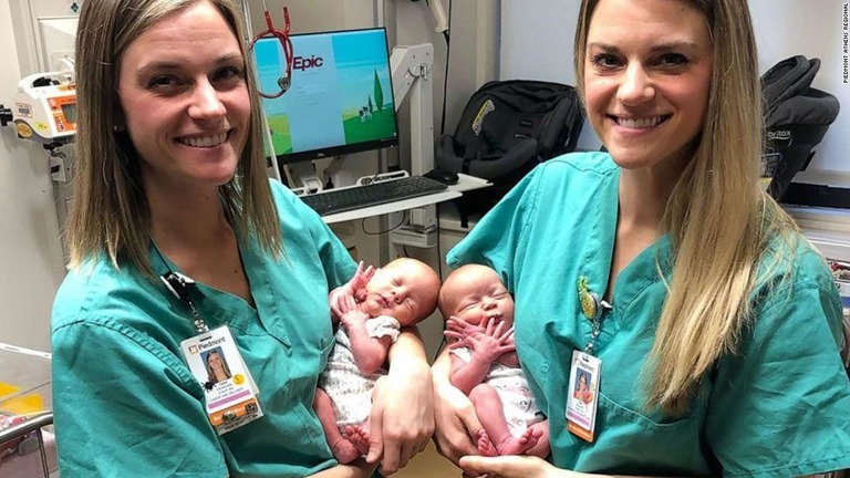 一卵性双生児のトーリ・ハワードさんとタラ・ドリンカードさんが一卵性双生児の出産に立ち会った/Piedmont Athens Regional