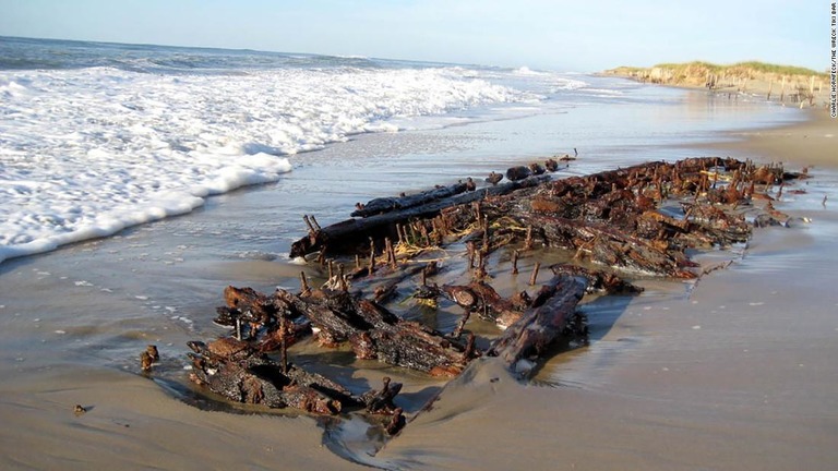 暴風雨で砂が洗い流され、姿を現した難破船の残骸/Charlie Hornfeck/The Wreck Tiki Bar
