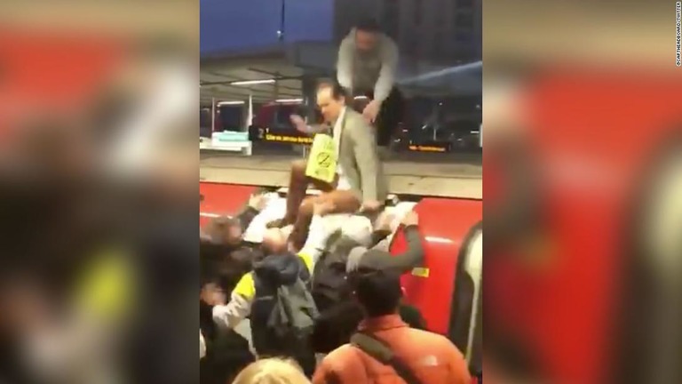 ロンドンで、列車によじ上った活動家を通勤客が引きずり下ろす騒ぎがあった/@captheadboard/Twitter