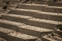 香港の墓地は丘や山の斜面に造られることが多いが、墓地に使える場所はなくなりつつある